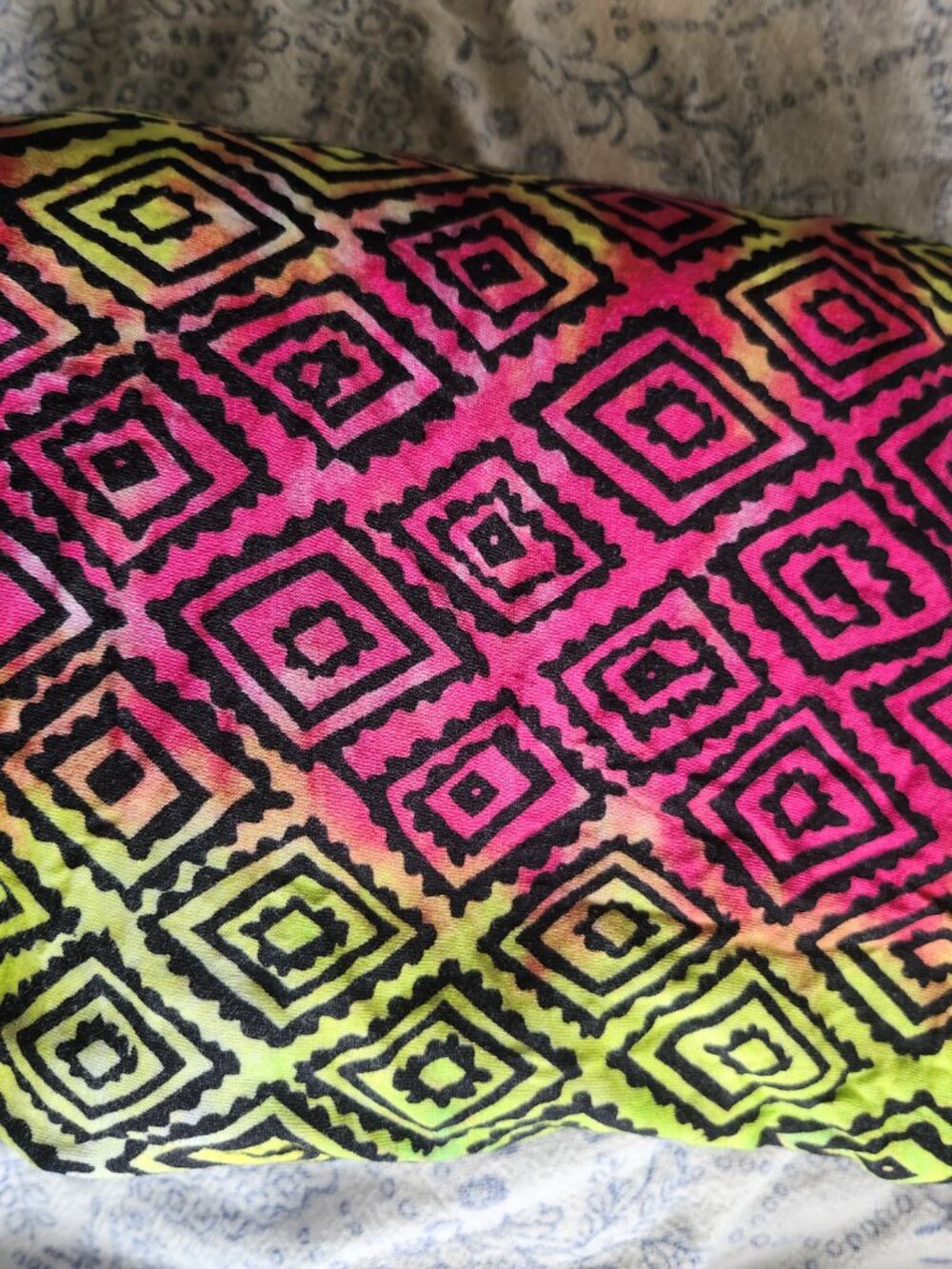 💛BUNDLE DEAL⬇️ 1.9 Yards – $11/Yard ($21 Total) – Neon Geometric Knit - Picture 4 of 9